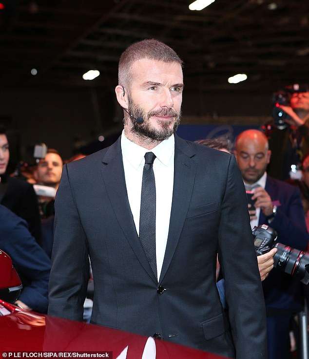 David Beckham i shpëton flokët!