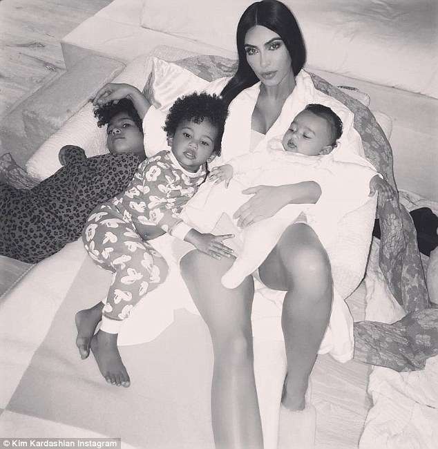 Kim Kardashian mendon se vajza e saj ngjan shumë me të (FOTO)