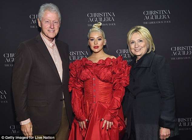 Christina Aguilera pozon me Bill dhe Hillary Clinton (FOTO)