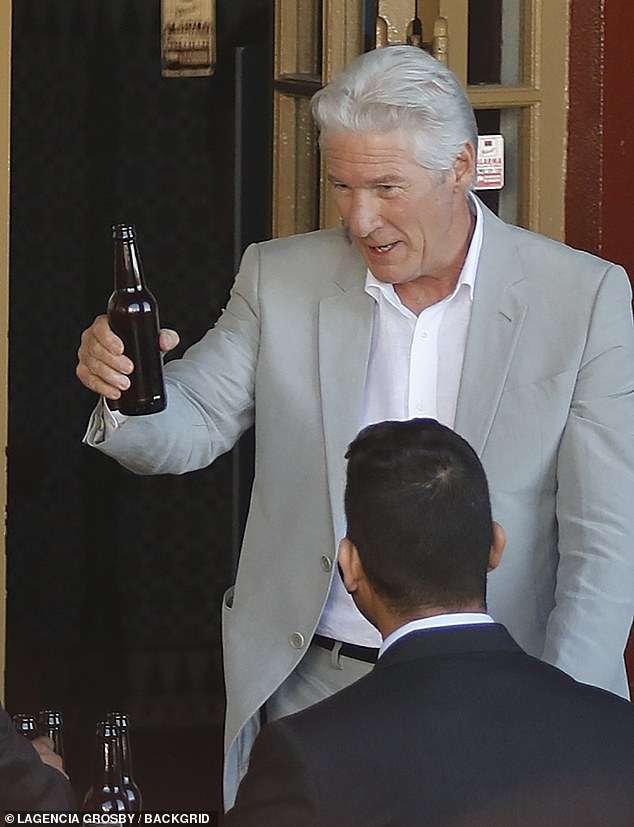 Richard Gere ndan birra derisa pret të bëhet baba për herë të pestë!