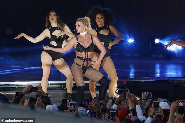 Britney Spears shfaqet seksi gjatë koncertit në Texas (FOTO)