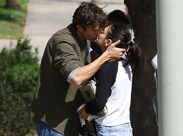Ashton Kutcher dhe Mila Kunis puthen plot pasion në mes të rrugës