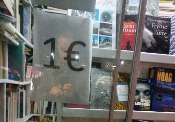 Shet librat nga 1 euro që ta paguajë qiranë e shtëpizës në shesh