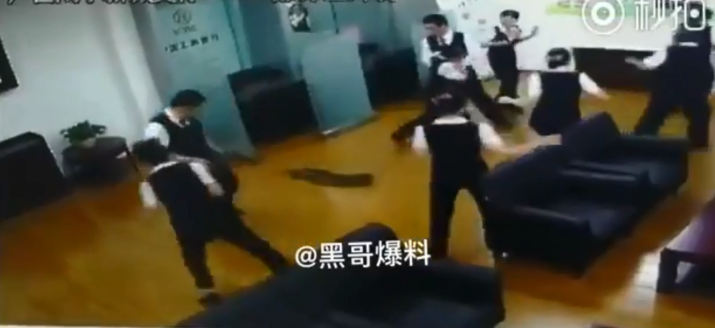 Shikoni se si gjarpri tmerron stafin e një kompanie në Kinë (VIDEO)