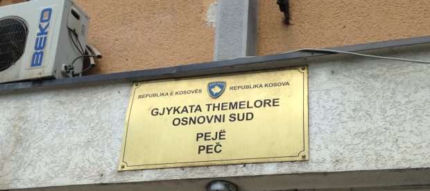 Një muaj paraburgim për nënën që tentoi ta mbysë djalin e saj me kabllo