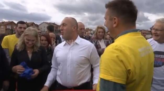 Haradinaj "skuqet" në Gjakovë (VIDEO)