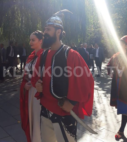 Skënderbeu ''përshkon'' sheshet e Prishtinës (FOTO)