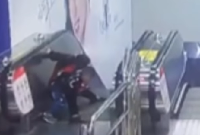 Nuk dinte të përdorte shkallët lëvizëse, rrëzohet bashkë me nipin (VIDEO)