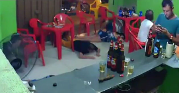 I varur nga WhatsApp, nuk i sheh plaçkitësit në lokal (VIDEO)