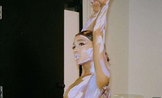 Ariana Grande shfaqet topless (FOTO)
