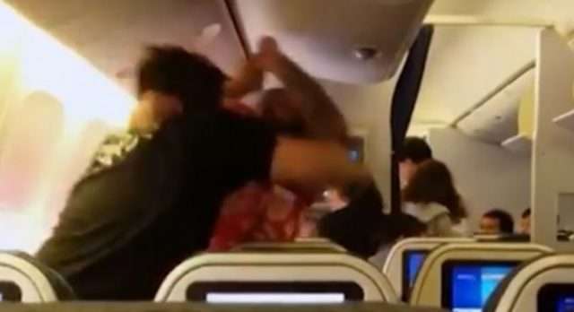 Pasagjerët e dehur rrihen fort në aeroplan (VIDEO)