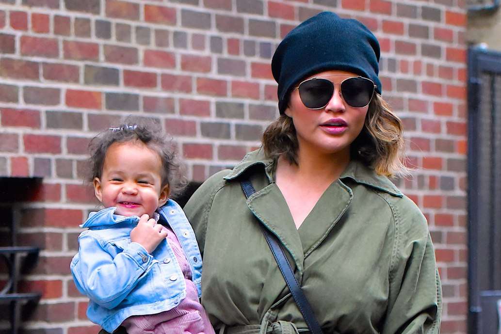 Vajza dyvjeçare e Chrissy Teigen është e obsesionuar pas manikyrit