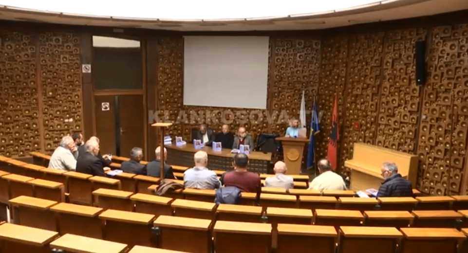 Dragidella mbledh intervistat në një libër (VIDEO)