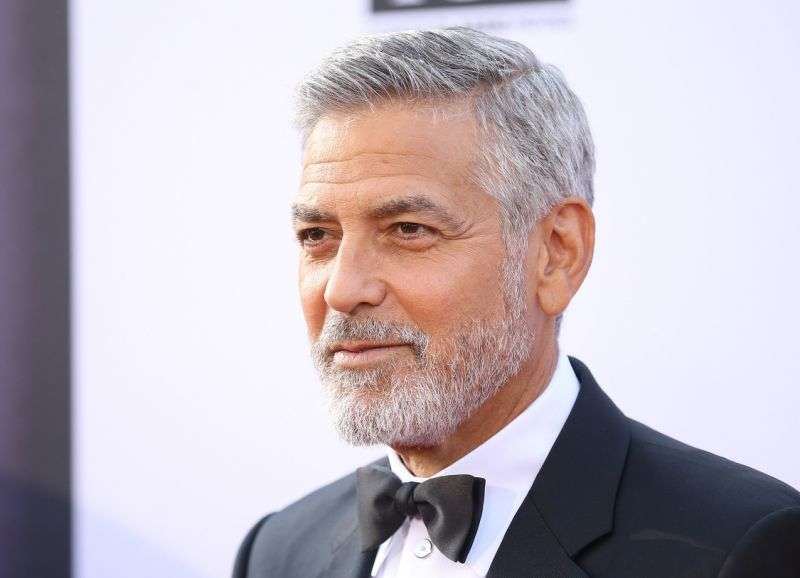 George Clooney vishet si pilot avioni për Halloween (FOTO)