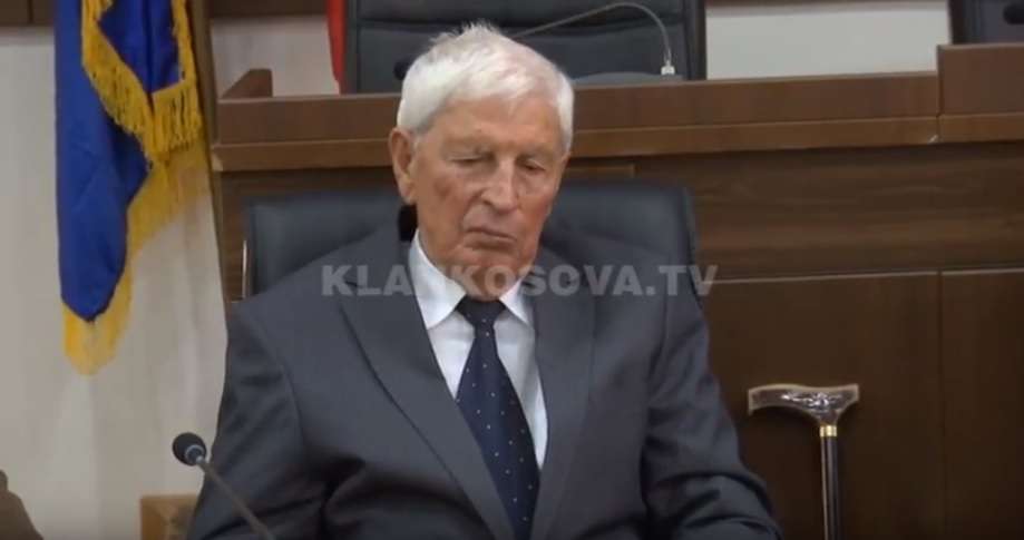 Kolegët nderojnë Kërveshin (VIDEO)