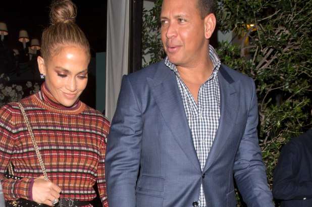 Jennifer Lopez me një unazë të madhe diamanti shkon të shikojë ndeshjen