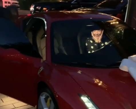 Kylie i dhuron nënës Ferrari për ditëlindje (VIDEO)