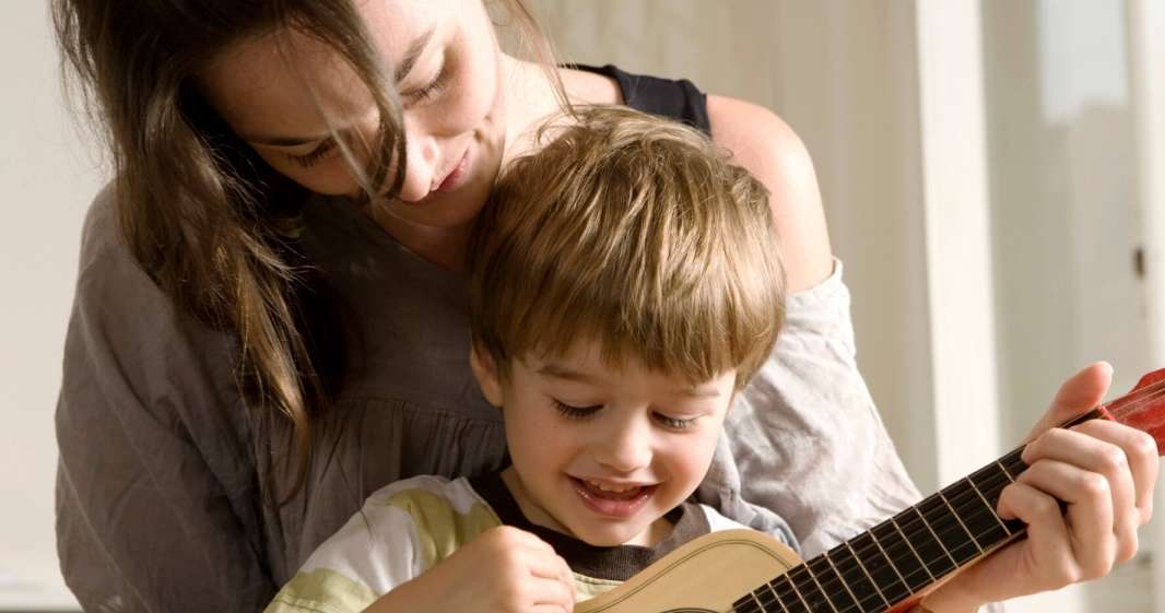 Mosha e pubertetit të djemve lidhet me ciklin menstrual të nënave