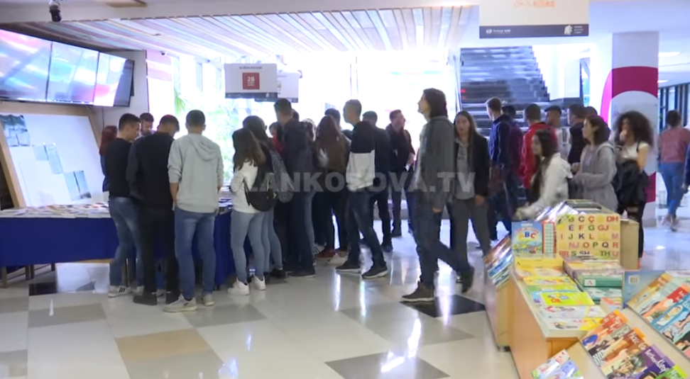 Në Kolegjin AAB sot u hap Panairi Vjeshtor i Librit (VIDEO)