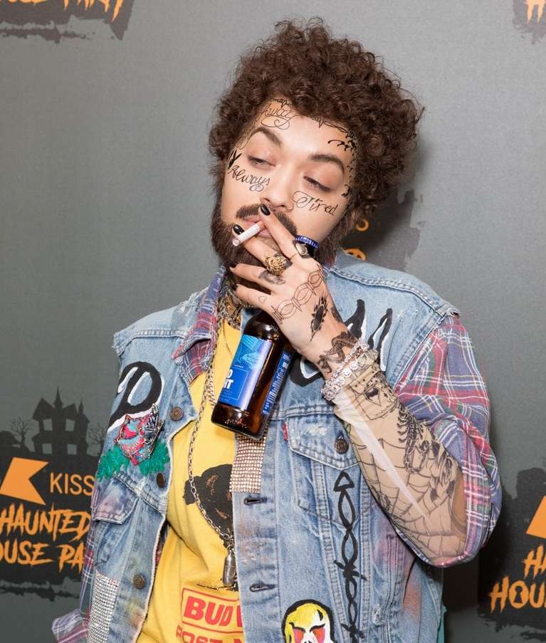 S’do ta besoni kush fshihet prapa këtij kostumi identik si Post Malone (VIDEO)