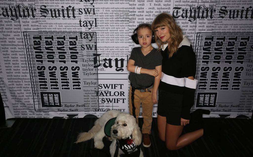 Taylor Swift takohet me një djalë tetëvjeçar me autizëm