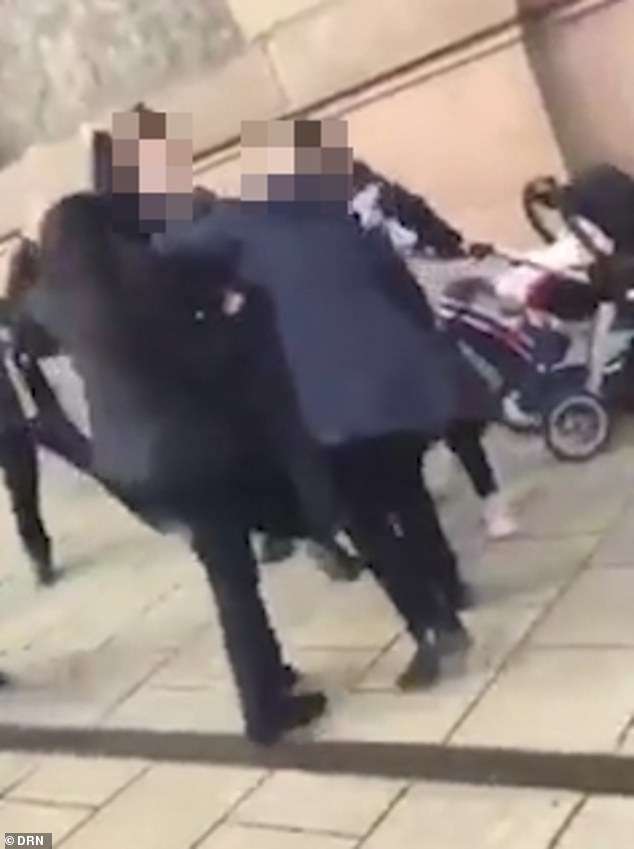 Shokuese: Nxënëses myslimane shoqja i shqyen mbulesën për shkak të telefonit (VIDEO)