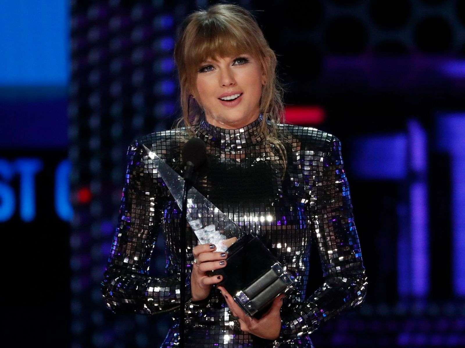 Taylor Swift shkëlqen në American Music Awards (FOTO)