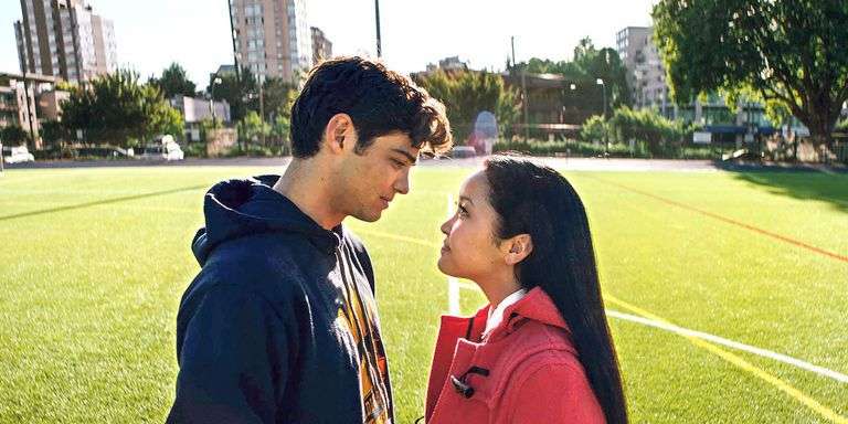 Artistja që ilustroi të gjitha veshjet e Lara Jean nga filmi “To All The Boys"