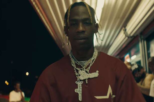 Travis Scott, varëse diamanti me emrin e vajzës (VIDEO)