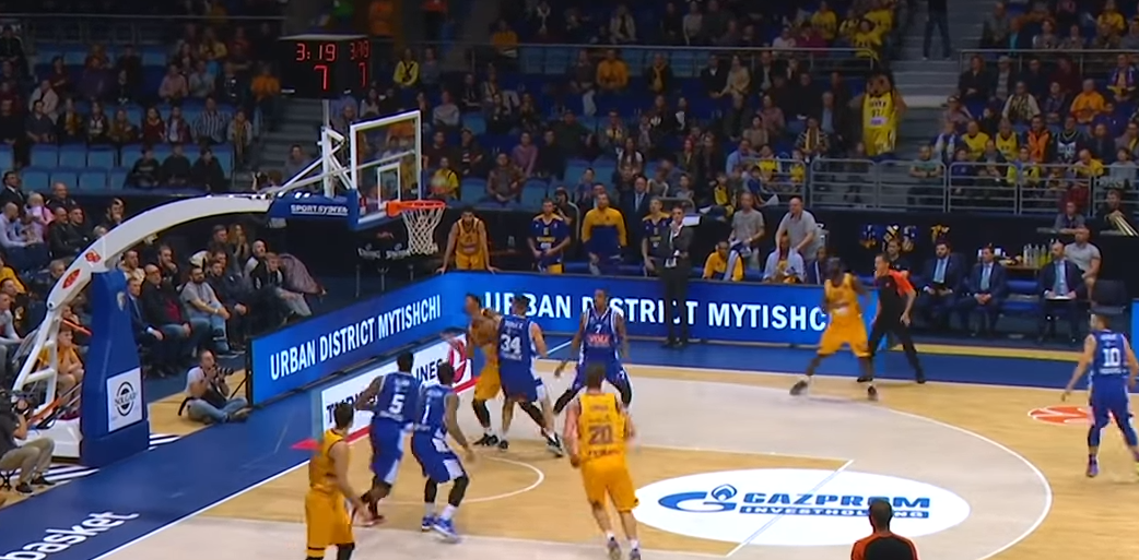 Alley-oop me kokë