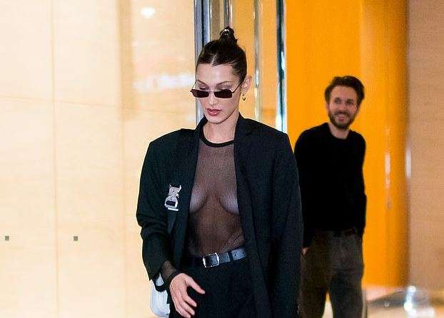 Sytë te Bella para shfaqjes së madhe