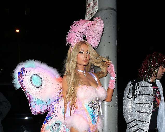 Paris Hilton shfaqet tejet seksi për Halloween (FOTO)