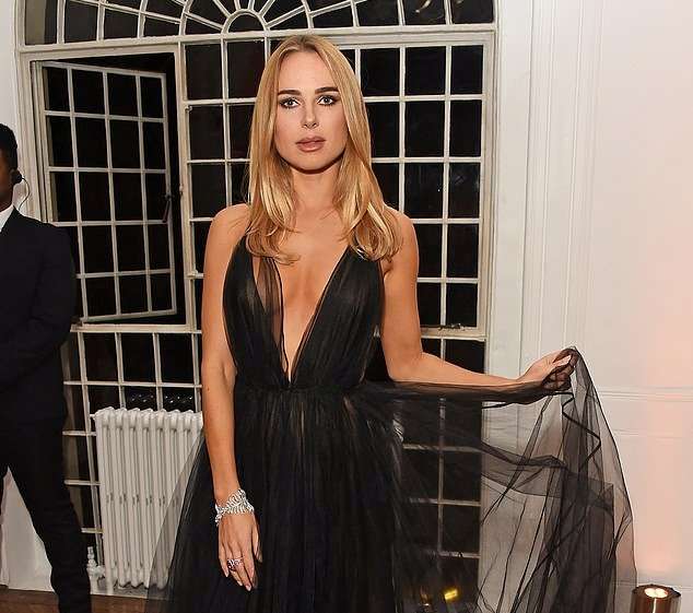 Kimberley Garner shkëlqen në fustan të zi (FOTO)