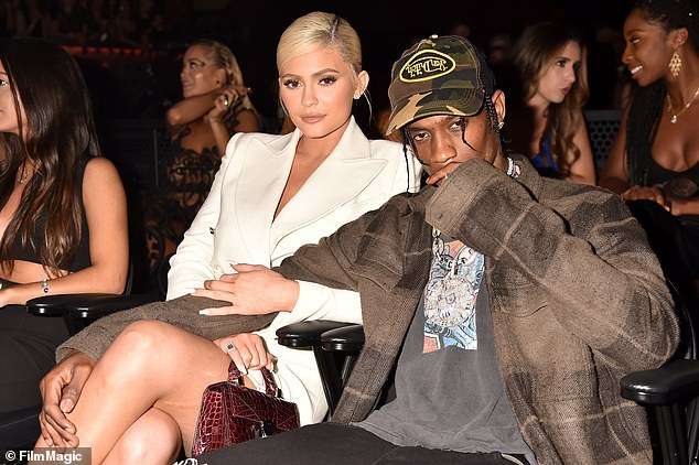 Kylie Jenner me unazë në gishtin e martesës
