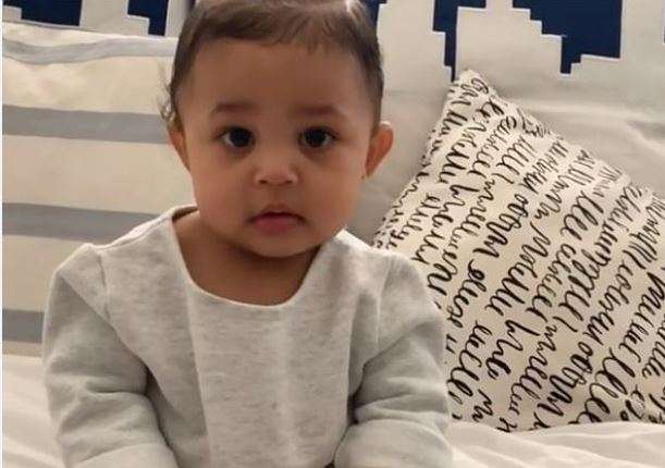 Kylie Jenner mëson vajzën të flas