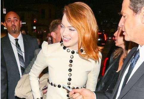 Emma Stone nënshkruan autografe në premierën e “The Favourite”