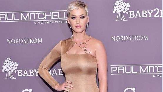Katy Perry duket e mrekullueshme në gala mbrëmjen Baby2Baby