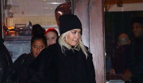 Rita Ora del në darkë para paradës së Falenderimeve