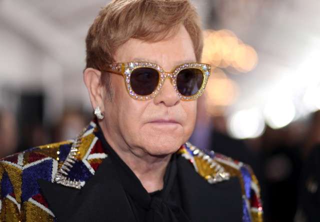 Elton John acaron fansat