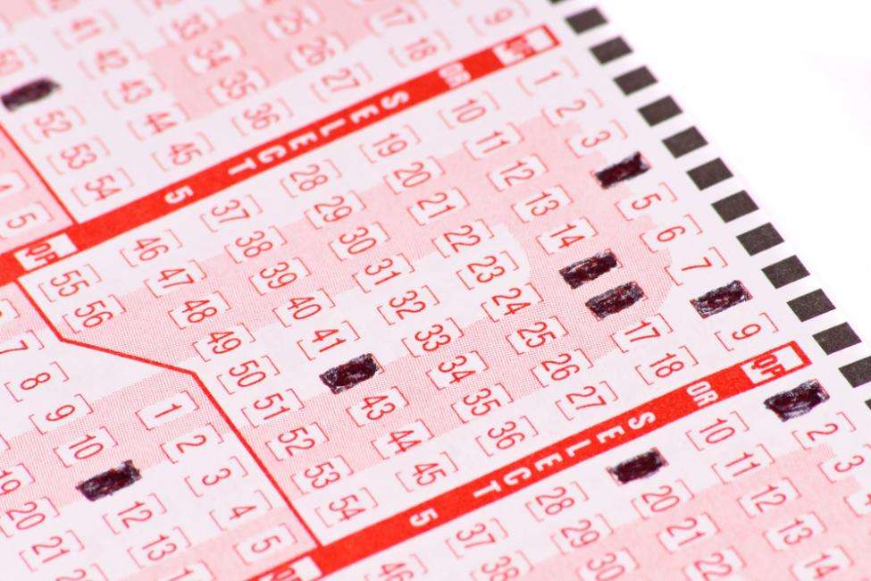 77-vjeçarja blen tiketë për herë të parë, e fiton lotarinë
