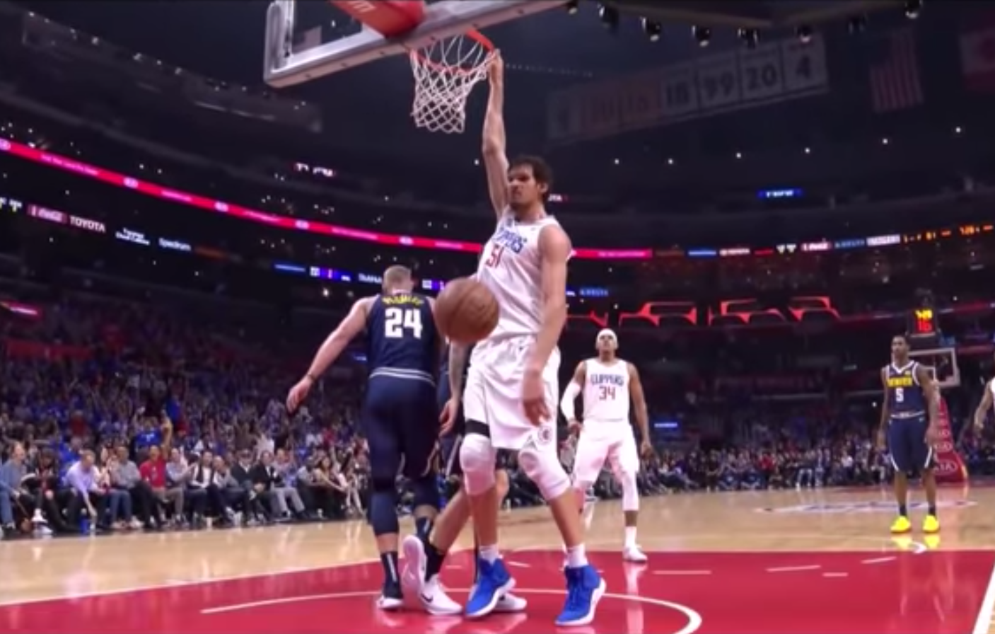 Boban Marijanovic, lojtari më i gjatë në NBA ngulit koshin pa kërcyer fare (VIDEO)