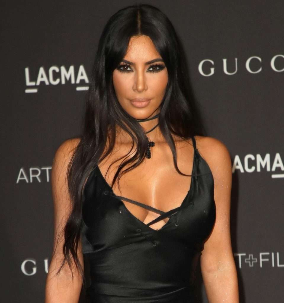 Kim Kardashian shfaqet elegante me fustan të zi (FOTO)