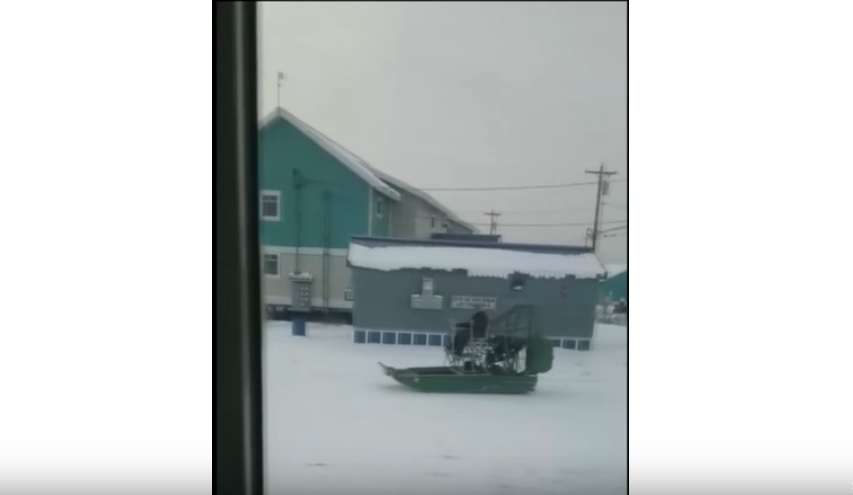 Ja çfarë bën ky njeri kreativ në Alaska (VIDEO)