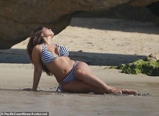 Ashley Graham shijon plazhin në Malibu (FOTO)