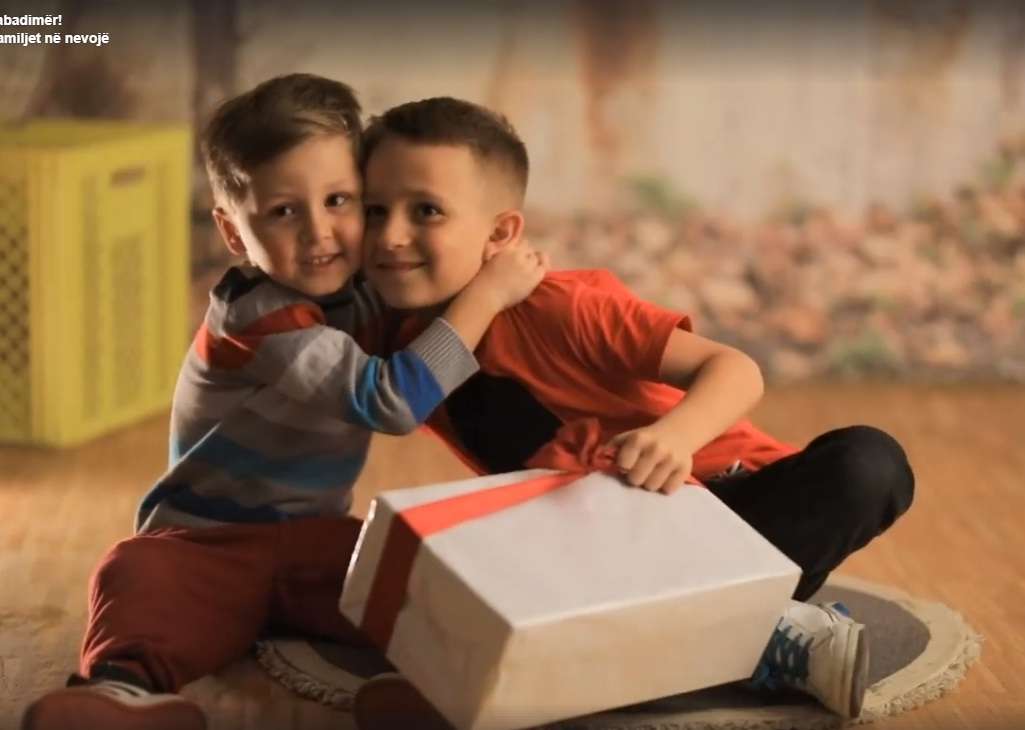 Tani edhe ti mund të bëhesh babadimër i fëmijëve në nevojë (VIDEO)