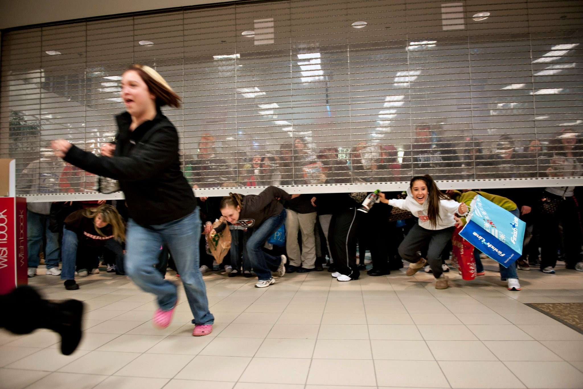 “Lufta” e Black Friday fillon me mëngjes (VIDEO)