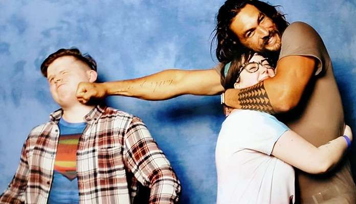 Momoa, aktori që bën fotografi më të mira me fansat (FOTO)