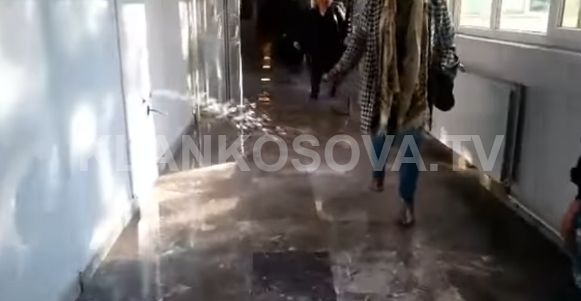 Shpërthen gypi i ujit në Klinikën e Kirurgjisë, defekti sanohet me vonesë (VIDEO)