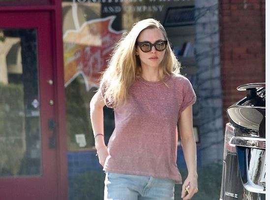 Amanda Seyfried del me sandale në qytet