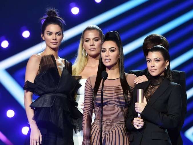 Familja Kardashian falënderon zjarrfikësit në Kaliforni gjatë fjalimit në Choice Awards